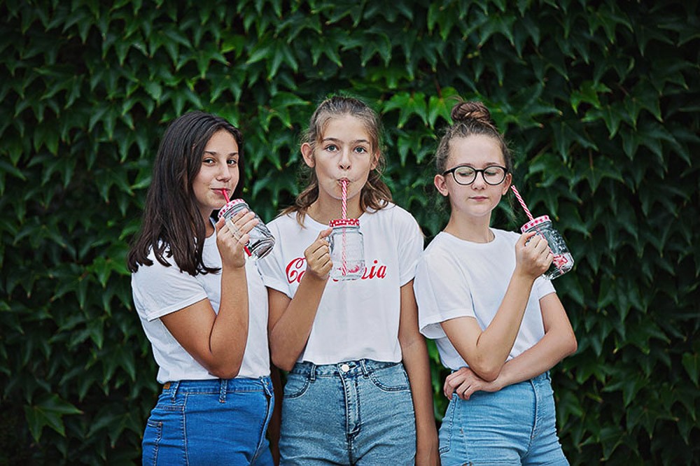 teen photoshoot with friends in the park