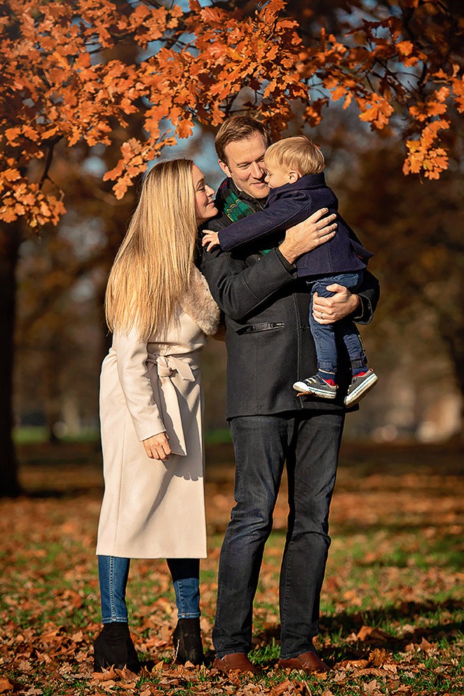 outdoor autumn family photoshoot  in Hyde Park