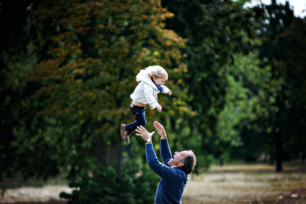 lifestyle family photoshoot in london hyde park