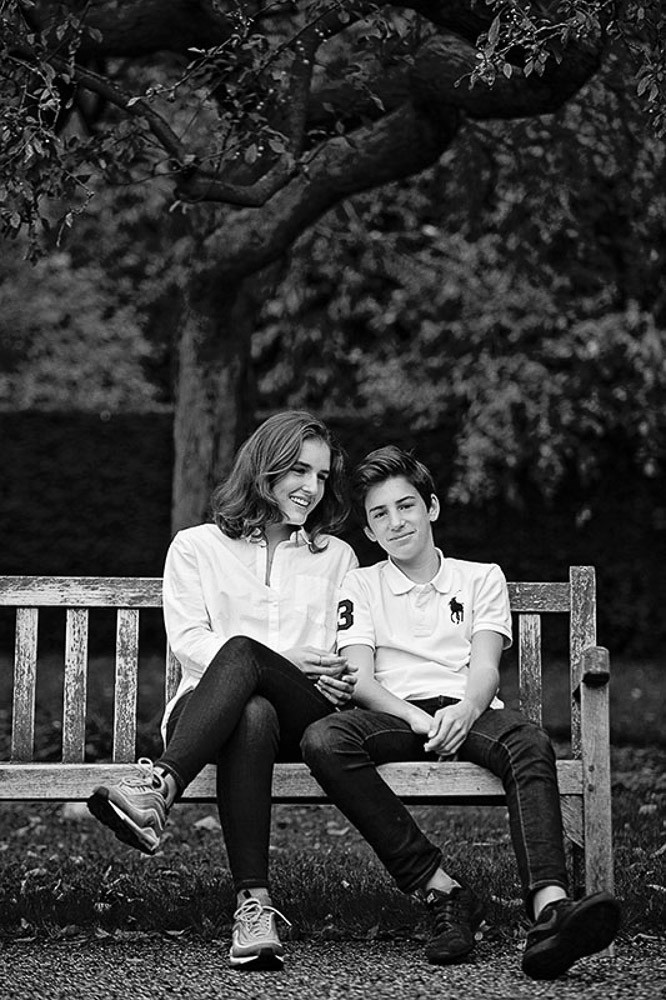 family photoshoot in the park with siblings
