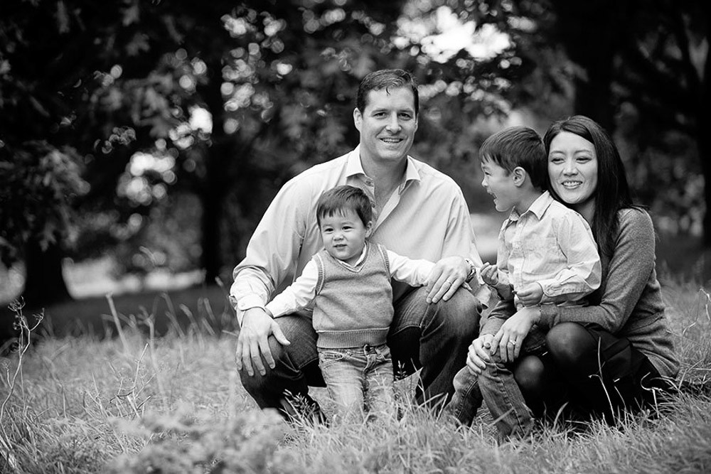 black and white outdoor family photo session in London